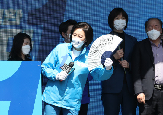 박영선 더불어민주당 서울시장 후보가 지난 3월31일 서울 동작구 이수역 인근에서 열린 동작구 집중유세에서 선물 받은 대나무 그림이 그려진 부채를 들어보이고 있다.[사진=연합뉴스]